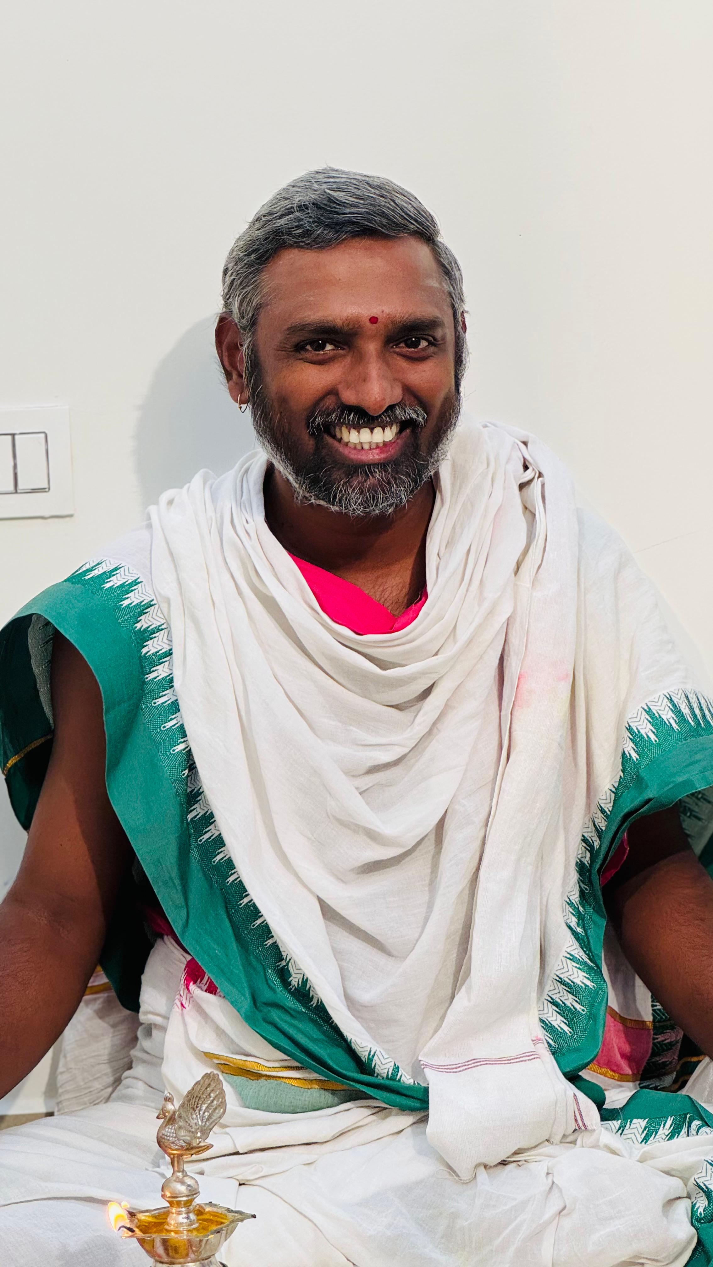 నుదురుమాటి పవన్ గోపాల శర్మ గారు